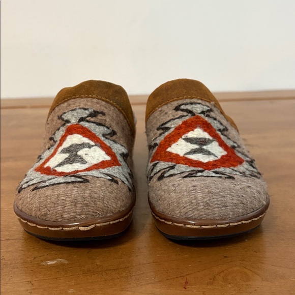 Born Bandy Blanket Clogs Size 6 - Picture 2 of 13